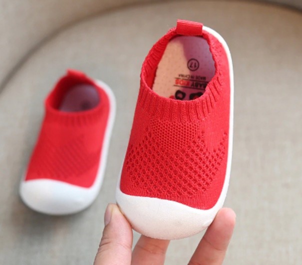 Chaussures d'enfants avec semelle en caoutchouc rouge 16