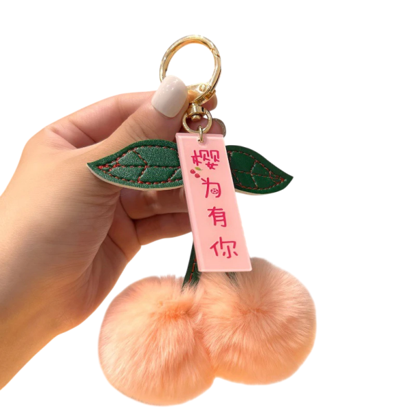 Chaveiro com cerejas de pelúcia 11 cm Pendurador de pelúcia com inscrição Decoração suave para chaves Bolsa Mochila Presente adorável rosa claro