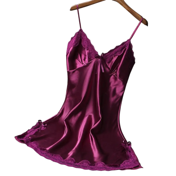 Chemise de nuit en satin pour femmes avec dentelle Chemise unie élégante avec décolleté en V Polyester léger Taille universelle Différentes couleurs violet