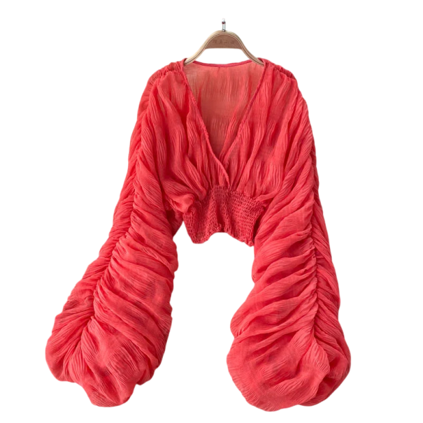 Chemisier femme à décolleté profond et manches bouffantes. Haut à volants avec taille élastique. Chemisier élégant pour l’été, en ville comme en soirée. rouge