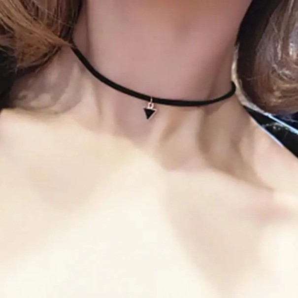 Choker feminino com pendente triangular colar de renda preto acessório estiloso para uso diário e noturno 1