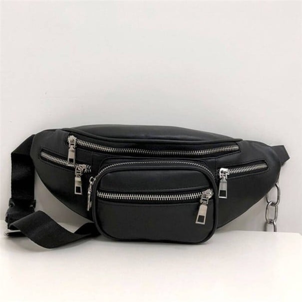 Čierna dámska ľadvinka z PU kože s niekoľkými vreckami na zips Popruh s ozdobným strieborným reťazom a sponou Strieborné zipsy cca 34 x 14 x 5 cm 1