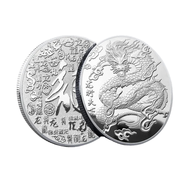 Čínská kovová mince s dračím motivem Sběratelská čínská mince pro štěstí Pozlacená mince s mýtickým drakem Postříbřená mince s čínskými znaky 4 cm stříbrná