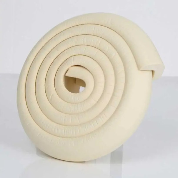 Cinta protectora suave en forma de L para esquinas y bordes de muebles hecha de espuma NBR, longitud 2 metros, para un hogar seguro y protección de los niños contra impactos. Beige
