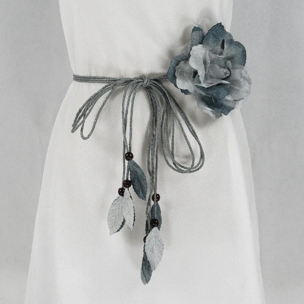 Cinturón fino de mujer con flor gris