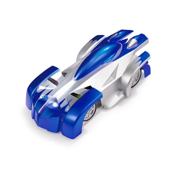 Coche RC conduciendo por la pared azul