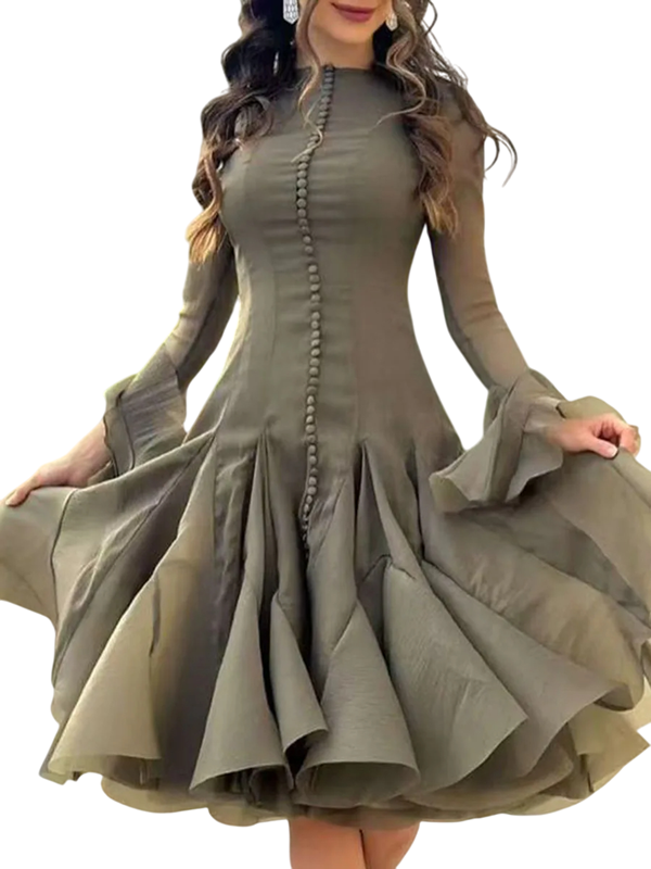 Cocktailkleid mit üppigem mehrlagigem Rock. Rüschenärmel. Eleganter Schnitt. Lange Ärmel. Knopfverschluss. Luxuriöses Gesellschaftsmodell. grün M
