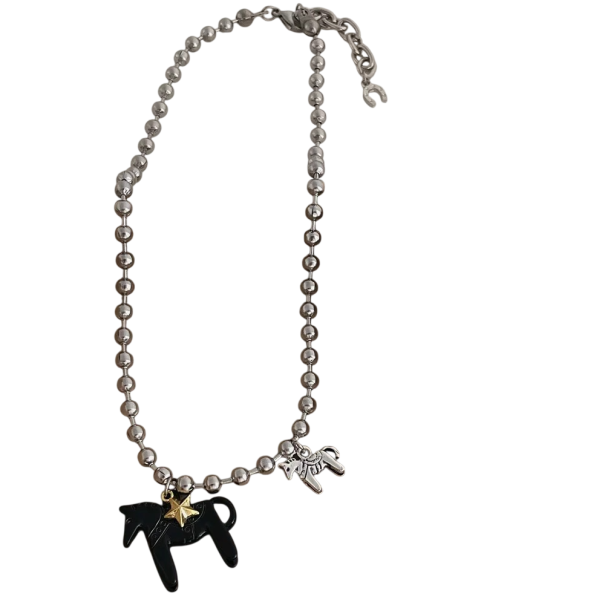 Colar choker feminino com pendente de cavalo, joia elegante e estilosa para amantes de cavalos preto