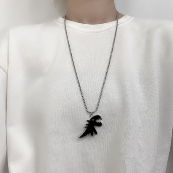 Colar feminino com dinossauro preto