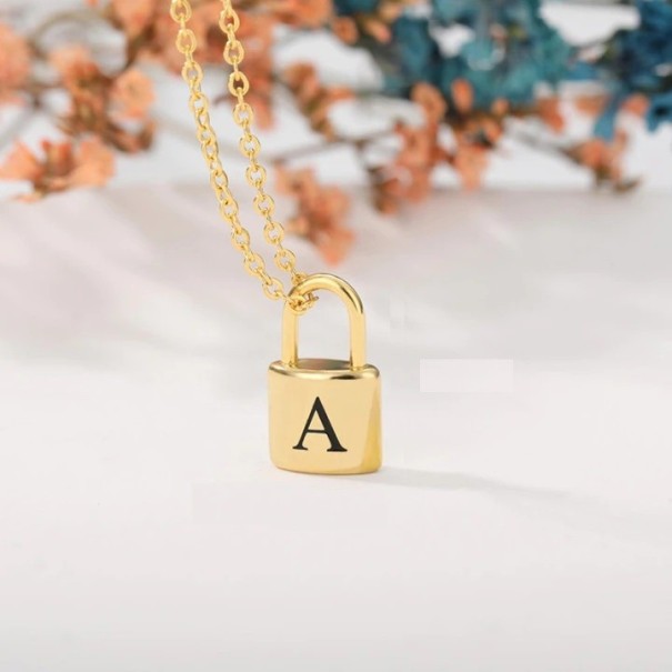 Colar feminino com fecho e letra M