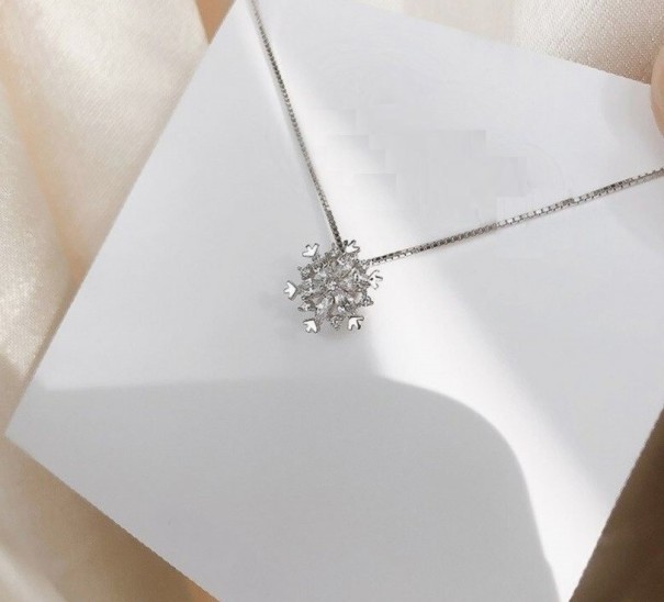 Colar feminino com floco prateado