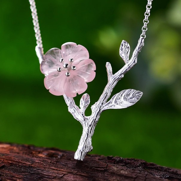 Colar feminino com flor em ramo rosa