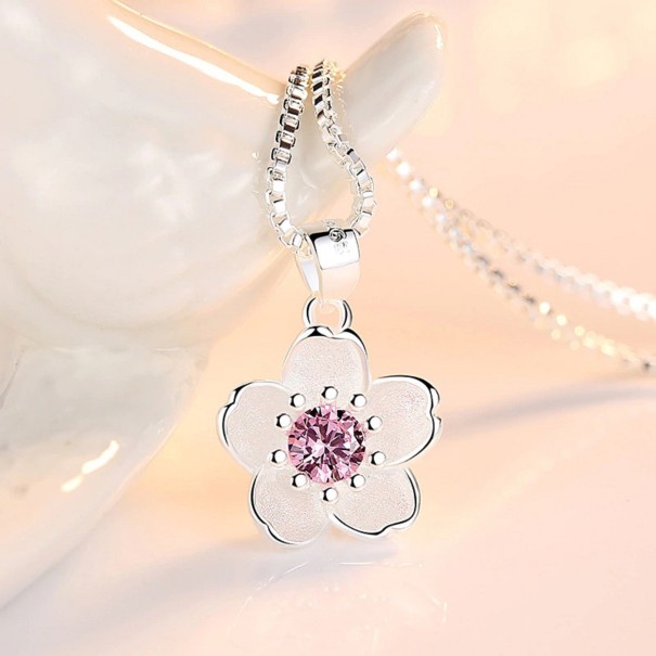 Colar feminino com flor rosa