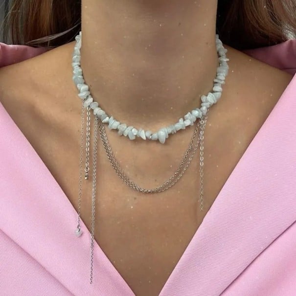 Colier gri deschis din pietre neregulate cu aspect natural, lanțuri suspendate stratificate, bijuterie decorativă delicată