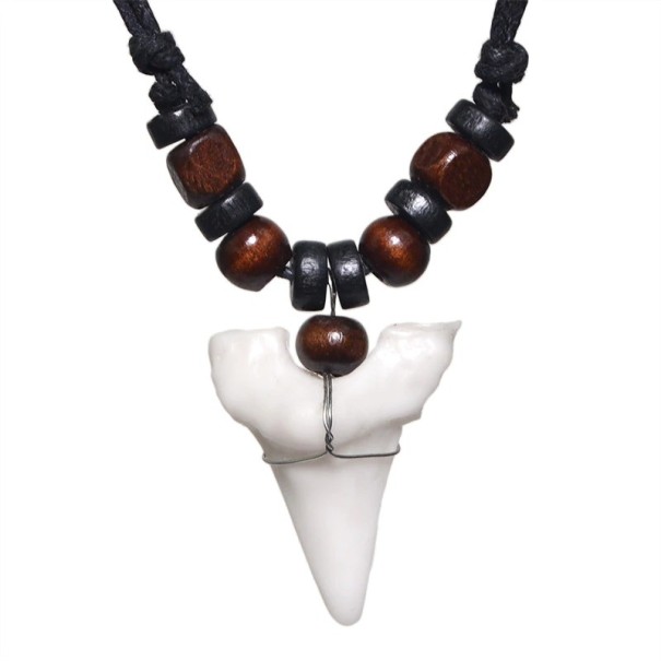 Collana con dente di squalo marrone scuro