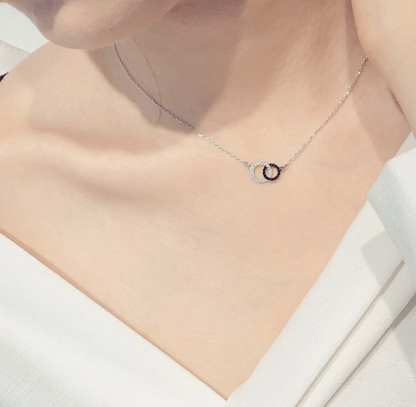 Collana da donna con cerchi uniti G493 1