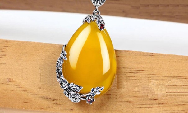 Collana da donna con pendente D619 giallo
