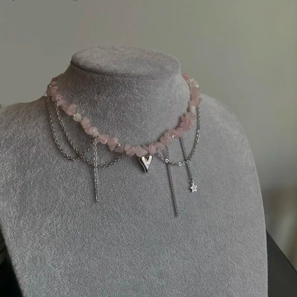 Collana di perle irregolari con delicata lucentezza, catene pendenti stratificate e ciondolo a forma di cuore, gioiello decorativo elegante rosa