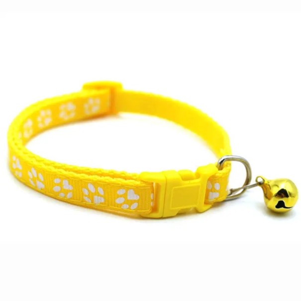 Collar ajustable de colores para gatos con cascabel Cierre de seguridad Estampado de patas Ancho 1 cm Longitud 19 x 32 cm amarillo