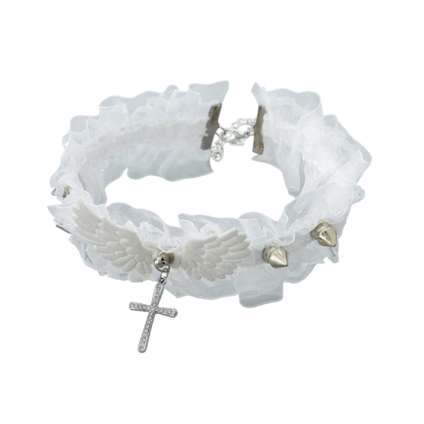Collar choker de encaje para mujer con alas, tachuelas y colgante de cruz, collar ajustable para uso social blanco