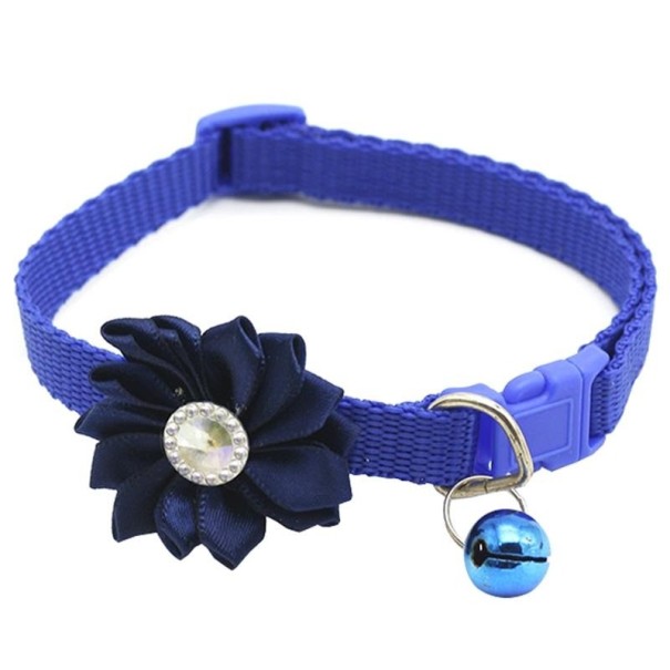 Collar con flor y cascabel azul oscuro