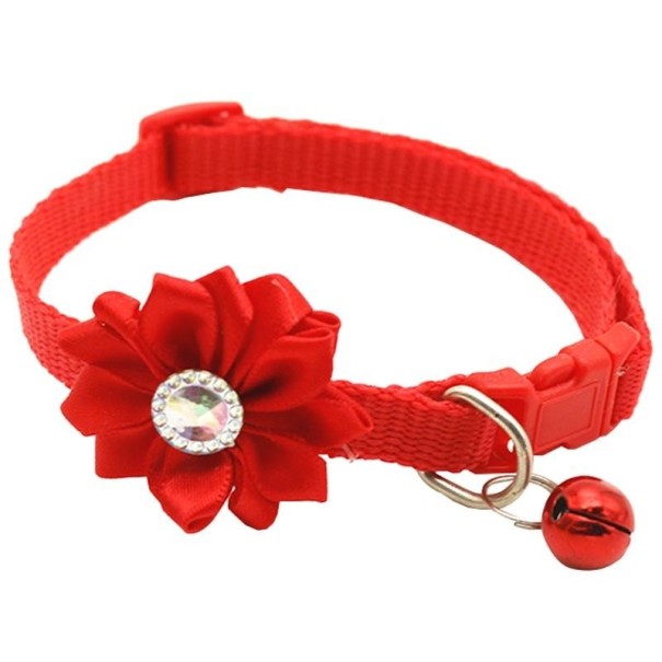 Collar con flor y cascabel rojo