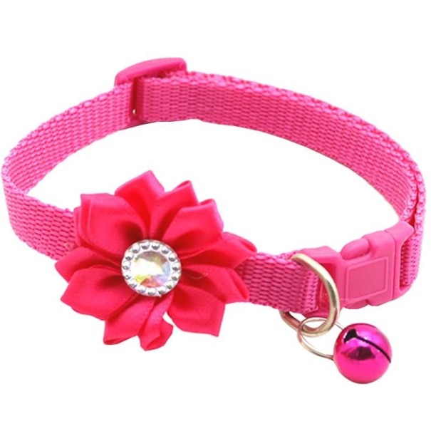 Collar con flor y cascabel rosa oscuro