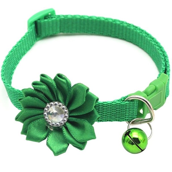 Collar con flor y cascabel verde