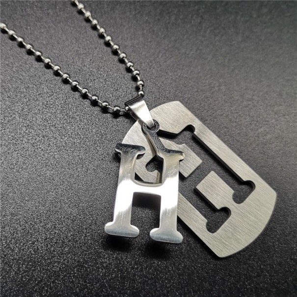 Collar con letras del alfabeto H
