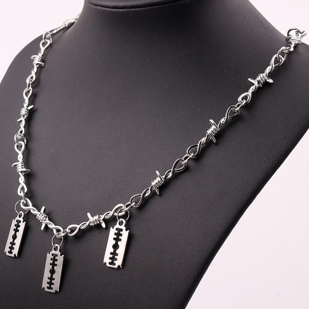 Collar de alambre de púas para mujer 1