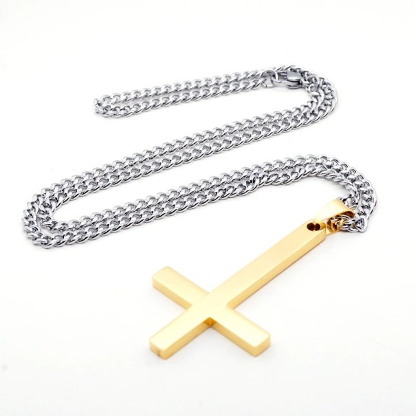 Collar de cruz invertida para hombre dorado