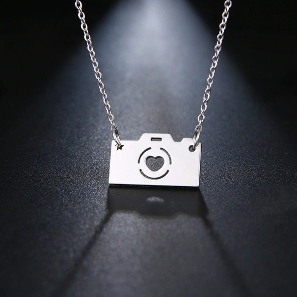 Collar de mujer con cámara plateado
