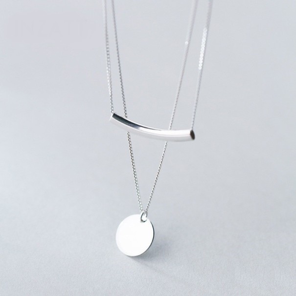 Collar de mujer con circulo y tubo 1