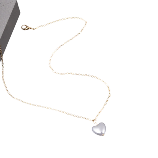 Collar de mujer con colgante de corazón de aleación de zinc, collar metálico delicado para uso diario y combinaciones elegantes dorado