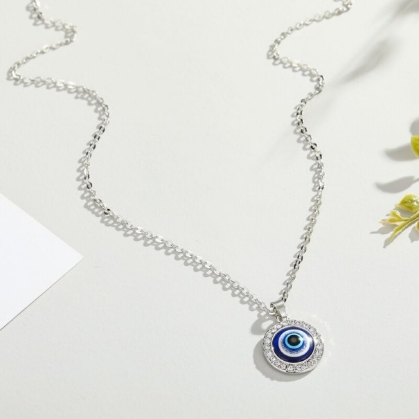 Collar de mujer con colgante de ojo plateado