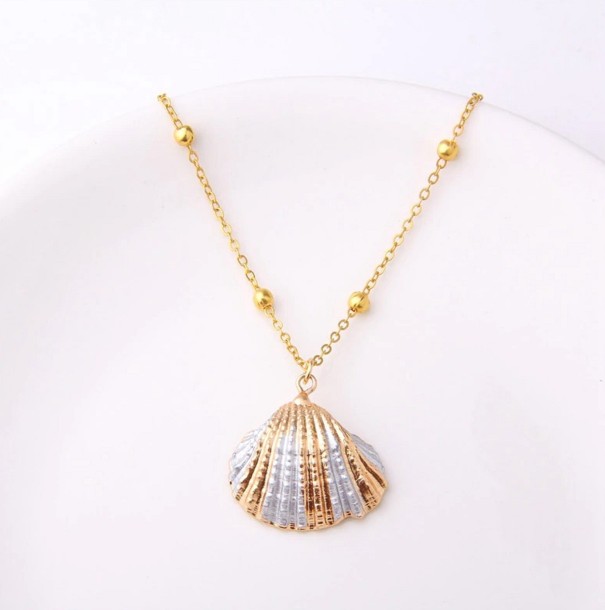 Collar de mujer con concha 1