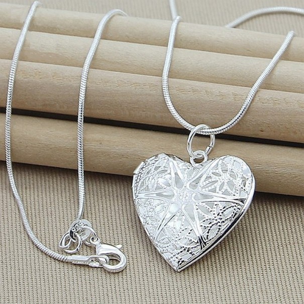 Collar de mujer con corazón abierto 1