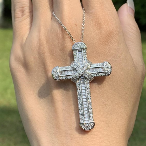 Collar de mujer con cruz 1