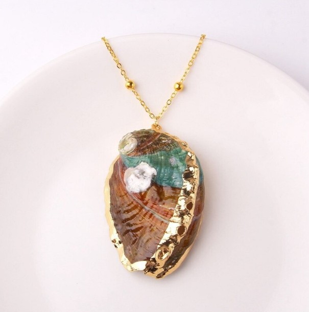 Collar de mujer con cuentas y conchas 15