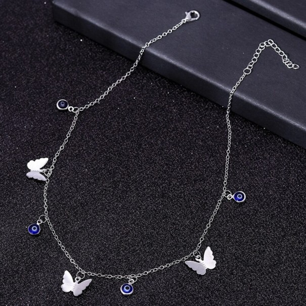 Collar de mujer con cuentas y mariposas. 2