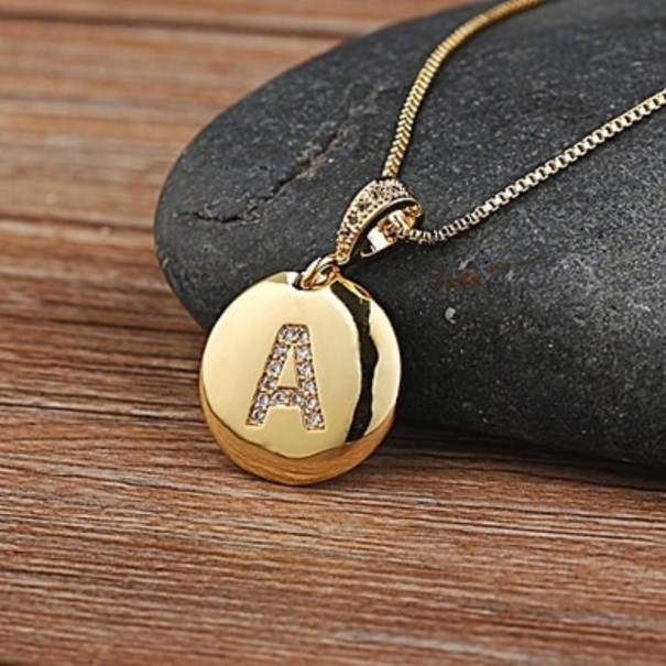 Collar de mujer con letra del alfabeto A