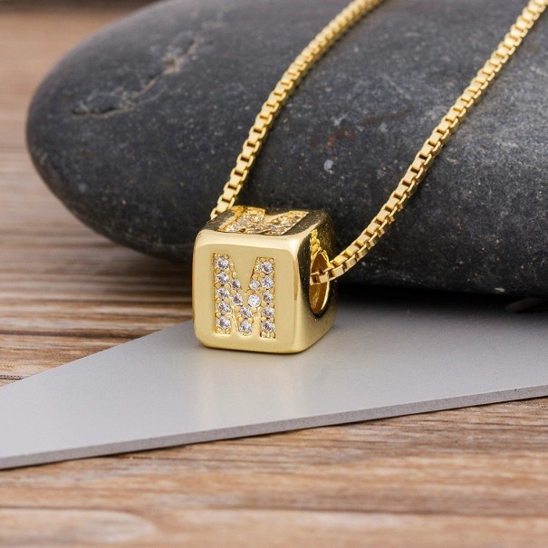 Collar de mujer con letra en cubo M