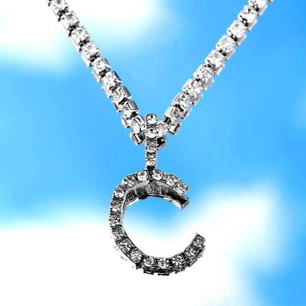 Collar de mujer con letras y circonitas C