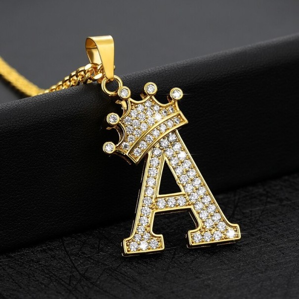 Collar de mujer con letras y corona A