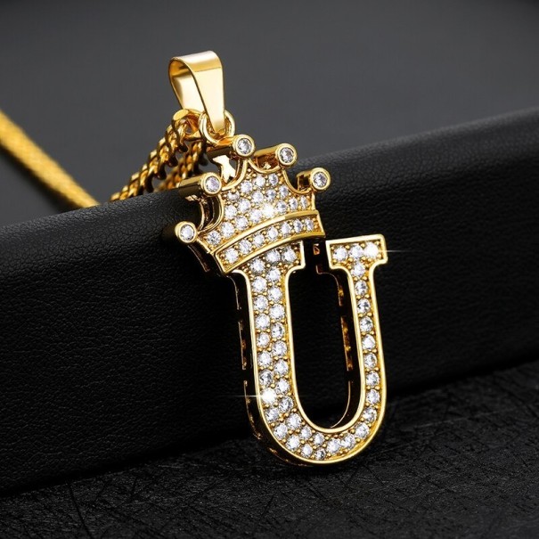 Collar de mujer con letras y corona U
