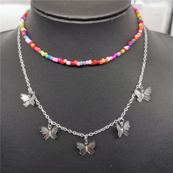 Collar de mujer con mariposas y cuentas. plateado