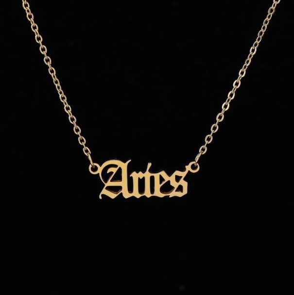 Collar de mujer con nombres en latín 1
