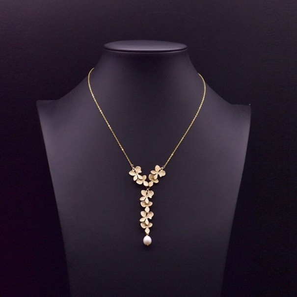 Collar de mujer con perlas y flores. 3