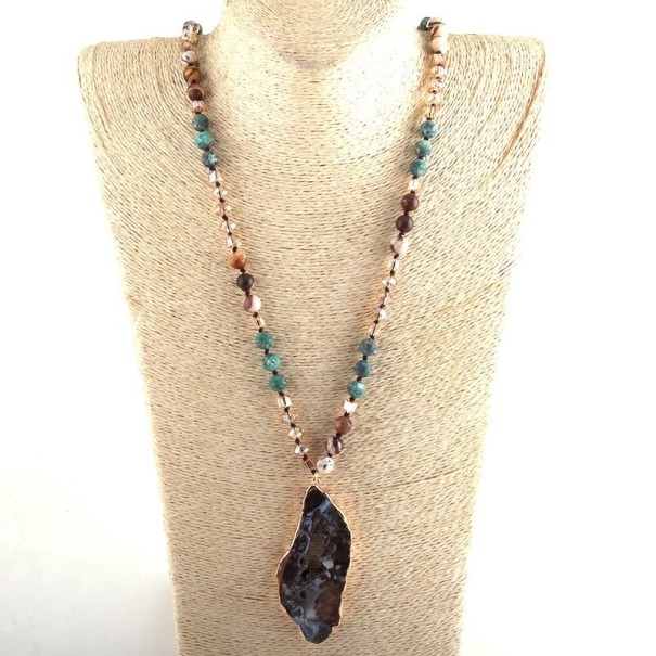 Collar de mujer con piedra 2