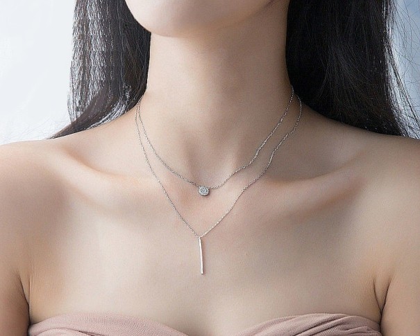 Collar de mujer con rueda y barra. 1